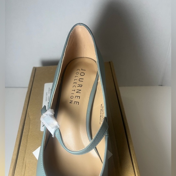 Journee Collection Manza Pump - Picture 7 of 9